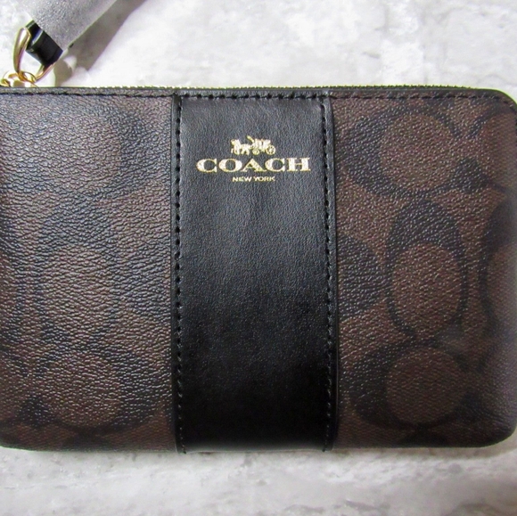 New Coach Wristlet - Picture 4 of 6